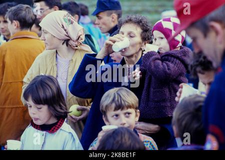 Operation '1000 enfants pour un hiver', Equilibre NGO evacuates young refugees from Bosnia, Chamonix, Haute-Savoie, France, 1992 Stock Photo