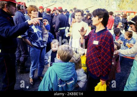 Operation '1000 enfants pour un hiver', Equilibre NGO evacuates young refugees from Bosnia, Chamonix, Haute-Savoie, France, 1992 Stock Photo