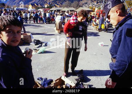 Operation '1000 enfants pour un hiver', Equilibre NGO evacuates young refugees from Bosnia, Chamonix, Haute-Savoie, France, 1992 Stock Photo