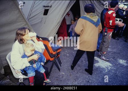 Operation '1000 enfants pour un hiver', Equilibre NGO evacuates young refugees from Bosnia, Chamonix, Haute-Savoie, France, 1992 Stock Photo