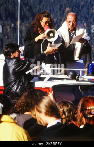 Operation '1000 enfants pour un hiver', Equilibre NGO evacuates young refugees from Bosnia, Chamonix, Haute-Savoie, France, 1992 Stock Photo