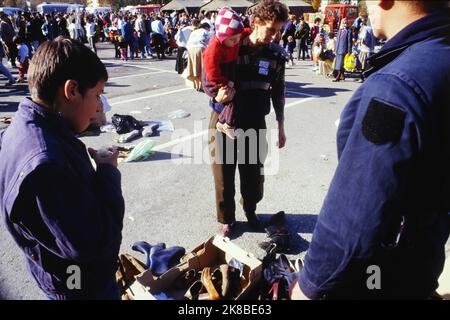 Operation '1000 enfants pour un hiver', Equilibre NGO evacuates young refugees from Bosnia, Chamonix, Haute-Savoie, France, 1992 Stock Photo