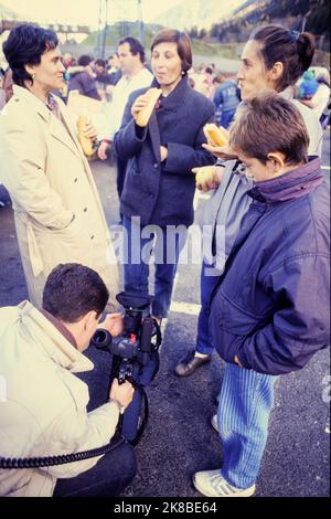 Operation '1000 enfants pour un hiver', Equilibre NGO evacuates young refugees from Bosnia, Chamonix, Haute-Savoie, France, 1992 Stock Photo