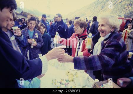 Operation '1000 enfants pour un hiver', Equilibre NGO evacuates young refugees from Bosnia, Chamonix, Haute-Savoie, France, 1992 Stock Photo