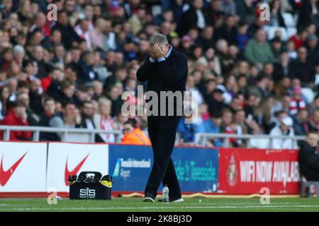 Sunderland, UK. 22nd October 2022Sunderland Manager Tony Mowbray reacts to Sunderland's defeat to Burnley during the Sky Bet Championship match between Sunderland and Burnley at the Stadium Of Light, Sunderland on Saturday 22nd October 2022. (Credit: Michael Driver | MI News) Credit: MI News & Sport /Alamy Live News Stock Photo
