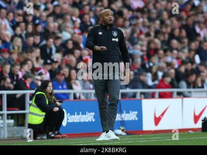 Sunderland, UK. 22nd October 2022Burnley Manager Vincent Kompany shouts instruction during the Sky Bet Championship match between Sunderland and Burnley at the Stadium Of Light, Sunderland on Saturday 22nd October 2022. (Credit: Michael Driver | MI News) Credit: MI News & Sport /Alamy Live News Stock Photo