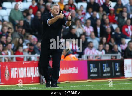 Sunderland, UK. 22nd October 2022Sunderland Manager Tony Mowbray puts his thumbs up during the Sky Bet Championship match between Sunderland and Burnley at the Stadium Of Light, Sunderland on Saturday 22nd October 2022. (Credit: Michael Driver | MI News) Credit: MI News & Sport /Alamy Live News Stock Photo