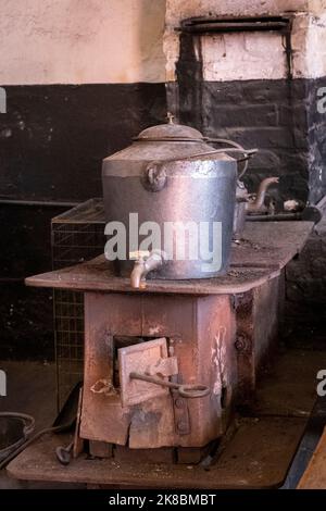 The National Slate Museum sits below Dinorwic Slate Quarry, situated between the villages of Dinorwig and Llanberis, Snowdonia, North Wales, UK Stock Photo