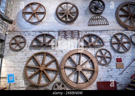 The National Slate Museum sits below Dinorwic Slate Quarry, situated between the villages of Dinorwig and Llanberis, Snowdonia, North Wales, UK Stock Photo