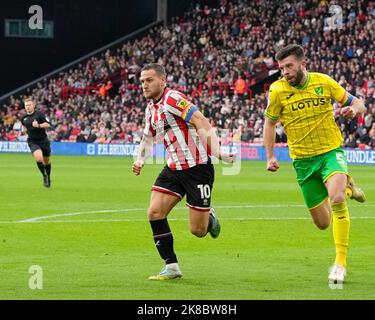 Sheffield, UK. 22nd Oct, 2022. Grant Hanley #5 of Norwich City and Billy Sharp #10 of Sheffield United chase a loose ball during the Sky Bet Championship match Sheffield United vs Norwich City at Bramall Lane, Sheffield, United Kingdom, 22nd October 2022 (Photo by Steve Flynn/News Images) in Sheffield, United Kingdom on 10/22/2022. (Photo by Steve Flynn/News Images/Sipa USA) Credit: Sipa USA/Alamy Live News Stock Photo