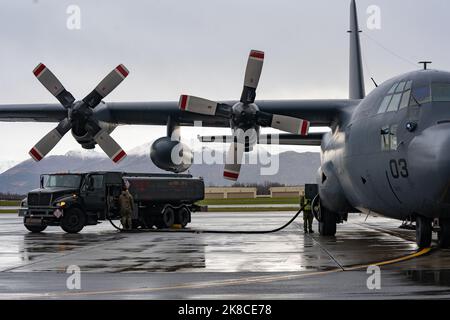 A fuels distribution operator Airman assigned to the 673d Logistics Readiness Squadron and a maintainer assigned to No. 40 Squadron, Royal New Zealand Air Force Base Auckland, fuel a C-130H(NZ) Hercules during RED FLAG-Alaska 23-1 at Joint Base Elmendorf-Richardson, Alaska, Oct. 20, 2022.  RF-A exercises serve as an ideal platform for international engagement. This enables all involved to exchange tactics, techniques and procedures while improving interoperability. (U.S. Air Force photo by Airman 1st Class Julia Lebens) Stock Photo