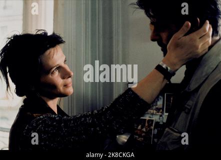 Juliette Binoche & Thierry Neuvic Film: Code Unknown; Code Inconnu (Code inconnu: Récit incomplet de divers voyages) Characters: Anne Laurent, Georges  Fr/De/Ro 2000, Director: Michael Haneke 19 May 2000   **WARNING** This Photograph is for editorial use only and is the copyright of ARTIFICIAL EYE and/or the Photographer assigned by the Film or Production Company and can only be reproduced by publications in conjunction with the promotion of the above Film. A Mandatory Credit To ARTIFICIAL EYE is required. The Photographer should also be credited when known. No commercial use can be granted wi Stock Photo