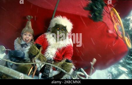 USA. Jim Carrey and Taylor Momsen in ©Universal Pictures film: How the  Grinch Stole Christmas (2000). Plot: On the outskirts of Whoville lives a  green, revenge-seeking Grinch who plans to ruin Christmas