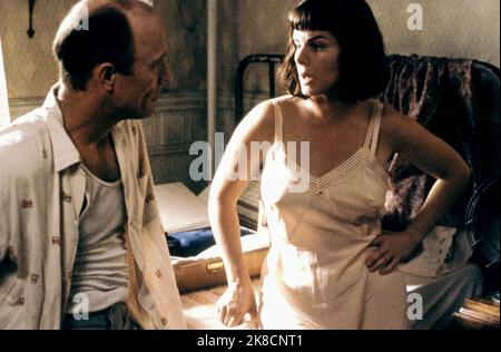 Ed Harris & Marcia Gay Harden Film: Pollock (USA 2000) Characters: Jackson Pollock & Lee Krasner  Director: Ed Harris 06 September 2000   **WARNING** This Photograph is for editorial use only and is the copyright of SONY PICTURES CLASSICS and/or the Photographer assigned by the Film or Production Company and can only be reproduced by publications in conjunction with the promotion of the above Film. A Mandatory Credit To SONY PICTURES CLASSICS is required. The Photographer should also be credited when known. No commercial use can be granted without written authority from the Film Company. Stock Photo