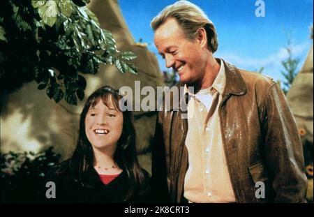 Mara Wilson & Peter Fonda Film: Thomas And The Magic Railroad (USA/UK 2000) Characters: Lily, Burnetts Grand Daughter & Grandpa Burnett Stone  / Literaturverfilmung (Based On The Books By Wilbert Vere Awdry) Director: Britt Allcroft 14 July 2000   **WARNING** This Photograph is for editorial use only and is the copyright of GULLANE PICTURES and/or the Photographer assigned by the Film or Production Company and can only be reproduced by publications in conjunction with the promotion of the above Film. A Mandatory Credit To GULLANE PICTURES is required. The Photographer should also be credited w Stock Photo
