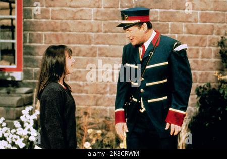 Mara Wilson & Alec Baldwin Film: Thomas And The Magic Railroad (USA/UK 2000) Characters: Lily, Burnetts Grand Daughter & Mr. Conductor  / Literaturverfilmung (Based On The Books By Wilbert Vere Awdry) Director: Britt Allcroft 14 July 2000   **WARNING** This Photograph is for editorial use only and is the copyright of GULLANE PICTURES and/or the Photographer assigned by the Film or Production Company and can only be reproduced by publications in conjunction with the promotion of the above Film. A Mandatory Credit To GULLANE PICTURES is required. The Photographer should also be credited when kno Stock Photo