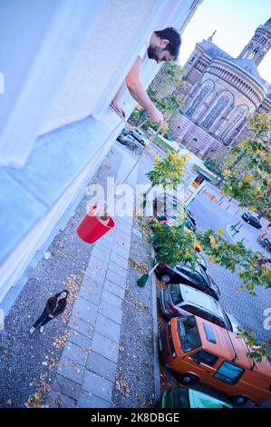 Berlin, Germany. 20th Oct, 2022. Christopher Selig, a business economist and founder of Food Technique Berlin, cooks and sells the Japanese dish ramen and drops his orders off to customers via buckets. Credit: Annette Riedl/dpa/Alamy Live News Stock Photo