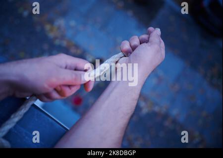 Berlin, Germany. 20th Oct, 2022. Christopher Seelig, business economist and founder of Food Technique Berlin cooks and sells the Japanese dish ramen, lowering his orders to his customer via bucket and rope. Credit: Annette Riedl/dpa/Alamy Live News Stock Photo