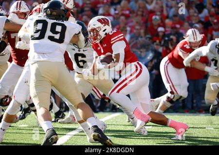 Madison, WI, USA. 22nd Oct, 2022. Wisconsin Badgers running back Isaac Guerendo (20) running the ball during the NCAA Football game between the Purdue Boilermakers and the Wisconsin Badgers at Camp Randall Stadium in Madison, WI. Darren Lee/CSM/Alamy Live News Stock Photo