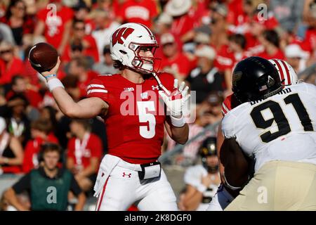 Madison, WI, USA. 22nd Oct, 2022. Wisconsin Badgers quarterback Graham Mertz (5) passing the ball during the NCAA Football game between the Purdue Boilermakers and the Wisconsin Badgers at Camp Randall Stadium in Madison, WI. Darren Lee/CSM/Alamy Live News Stock Photo