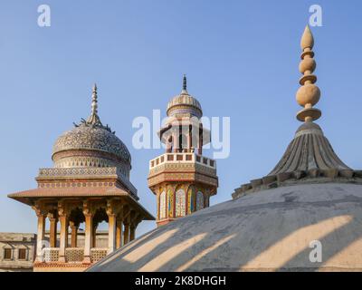 Landscape view of minaret, dome and kiosk from the roof of landmark mughal era Wazir Khan mosque in the walled city of Lahore, Punjab, Pakistan Stock Photo