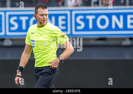 ROTTERDAM, NETHERLANDS - OCTOBER 23: Referee Allard Lindhout during the Dutch Eredivisie match between Excelsior Rotterdam and AZ at the Van Donge & De Roo Stadion on October 23, 2022 in Rotterdam, Netherlands (Photo by Rene Nijhuis/Orange Pictures) Stock Photo