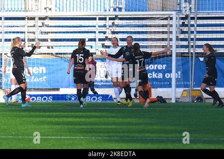 Eskilstuna, Sweden. 23rd Oct, 2022. Eskilstuna, Sweden, October 23rd 2022: Umea celebrates goal in the game in the Swedish League OBOS Damallsvenskan on October 23rd 2022 between Eskilstuna United DFF and Umea IK FF at Tunavallen in Eskilstuna, Sweden (Peter Sonander/SPP) Credit: SPP Sport Press Photo. /Alamy Live News Stock Photo