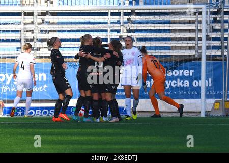 Eskilstuna, Sweden. 23rd Oct, 2022. Eskilstuna, Sweden, October 23rd 2022: Umea IK celebrates goal in the game in the Swedish League OBOS Damallsvenskan on October 23rd 2022 between Eskilstuna United DFF and Umea IK FF at Tunavallen in Eskilstuna, Sweden (Peter Sonander/SPP) Credit: SPP Sport Press Photo. /Alamy Live News Stock Photo