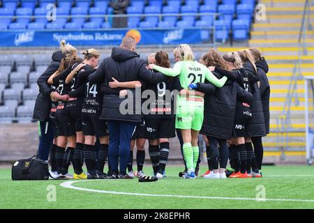 Eskilstuna, Sweden. 23rd Oct, 2022. Eskilstuna, Sweden, October 23rd 2022: Umea in a circle after the game in the Swedish League OBOS Damallsvenskan on October 23rd 2022 between Eskilstuna United DFF and Umea IK FF at Tunavallen in Eskilstuna, Sweden (Peter Sonander/SPP) Credit: SPP Sport Press Photo. /Alamy Live News Stock Photo