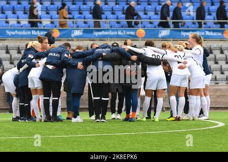 Eskilstuna, Sweden. 23rd Oct, 2022. Eskilstuna, Sweden, October 23rd 2022: Eskilstuna in a circle after the game in the Swedish League OBOS Damallsvenskan on October 23rd 2022 between Eskilstuna United DFF and Umea IK FF at Tunavallen in Eskilstuna, Sweden (Peter Sonander/SPP) Credit: SPP Sport Press Photo. /Alamy Live News Stock Photo