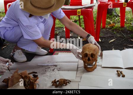 Bangkok, Thailand. 22nd Oct, 2022. Volunteers, participated in the tradition of exhuming the bodies of the deceased, unclaimed rising from the grave to clean human skeletons and collect them and prepare them for a merit-making ceremony according to religious belief of Thai people of Chinese descent At Teochew Chinese Cemetery (Wat Don Cemetery), Sathorn District, Bangkok. (Photo by Teera Noisakran/Pacific Press) Credit: Pacific Press Media Production Corp./Alamy Live News Stock Photo