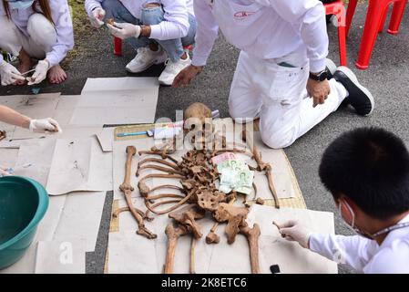 Bangkok, Thailand. 22nd Oct, 2022. Volunteers, participated in the tradition of exhuming the bodies of the deceased, unclaimed rising from the grave to clean human skeletons and collect them and prepare them for a merit-making ceremony according to religious belief of Thai people of Chinese descent At Teochew Chinese Cemetery (Wat Don Cemetery), Sathorn District, Bangkok. (Photo by Teera Noisakran/Pacific Press) Credit: Pacific Press Media Production Corp./Alamy Live News Stock Photo