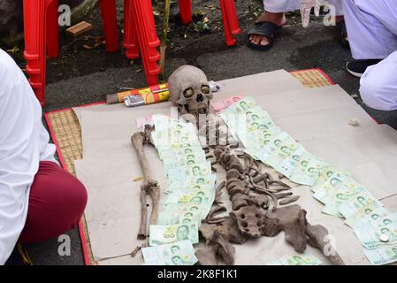 Bangkok, Thailand. 22nd Oct, 2022. Volunteers, participated in the tradition of exhuming the bodies of the deceased, unclaimed rising from the grave to clean human skeletons and collect them and prepare them for a merit-making ceremony according to religious belief of Thai people of Chinese descent At Teochew Chinese Cemetery (Wat Don Cemetery), Sathorn District, Bangkok. (Credit Image: © Teera Noisakran/Pacific Press via ZUMA Press Wire) Stock Photo