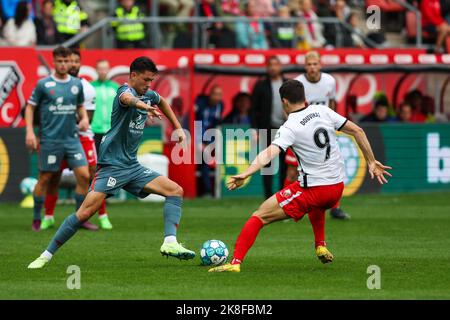 UTRECHT, NETHERLANDS - OCTOBER 23: Jeremy van Mullem of Sparta Rotterdam, Anastasios Douvikas of FC Utrecht during the Dutch Eredivisie match between FC Utrecht and Sparta Rotterdam at Stadion Galgenwaard on October 23, 2022 in Utrecht, Netherlands (Photo by Ben Gal/Orange Pictures) Stock Photo