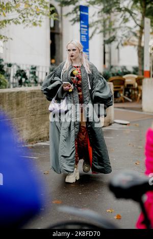 Street style, Kristen Bateman arriving at Ester Manas Spring Summer 2023 show, held at Palais de Tokyo, Paris, France, on October 1st, 2022. Photo by Marie-Paola Bertrand-Hillion/ABACAPRESS.COM Stock Photo