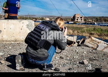 Portrait of Lenka Klicperova, this outstanding journalist and photographer covers the war in Ukraine, in Bakhmut she works on the front under the Russ Stock Photo