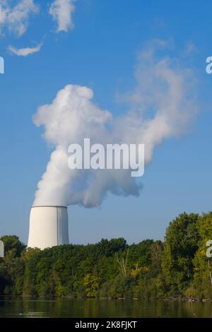 Germany, North Rhine-Westphalia, Bergkamen, Datteln-Hamm Canal with smoke rising from cooling tower of coal-fired power station in background Stock Photo