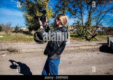 Portrait of Lenka Klicperova, this outstanding journalist and photographer covers the war in Ukraine, in Bakhmut she works on the front under the Russ Stock Photo