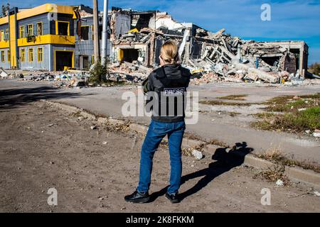 Portrait of Lenka Klicperova, this outstanding journalist and photographer covers the war in Ukraine, in Bakhmut she works on the front under the Russ Stock Photo