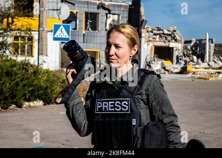 Portrait of Lenka Klicperova, this outstanding journalist and photographer covers the war in Ukraine, in Bakhmut she works on the front under the Russ Stock Photo