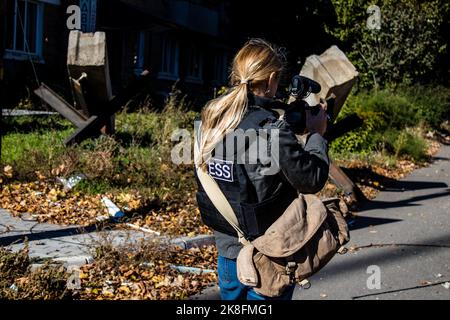 Portrait of Lenka Klicperova, this outstanding journalist and photographer covers the war in Ukraine, in Bakhmut she works on the front under the Russ Stock Photo