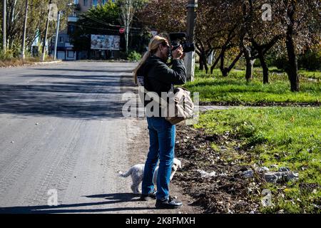 Portrait of Lenka Klicperova, this outstanding journalist and photographer covers the war in Ukraine, in Bakhmut she works on the front under the Russ Stock Photo