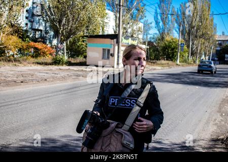 Portrait of Lenka Klicperova, this outstanding journalist and photographer covers the war in Ukraine, in Bakhmut she works on the front under the Russ Stock Photo