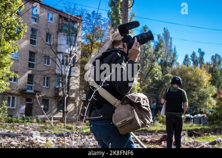 Portrait of Lenka Klicperova, this outstanding journalist and photographer covers the war in Ukraine, in Bakhmut she works on the front under the Russ Stock Photo