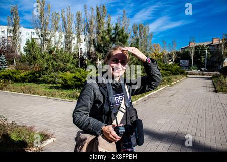 Portrait of Lenka Klicperova, this outstanding journalist and photographer covers the war in Ukraine, in Bakhmut she works on the front under the Russ Stock Photo