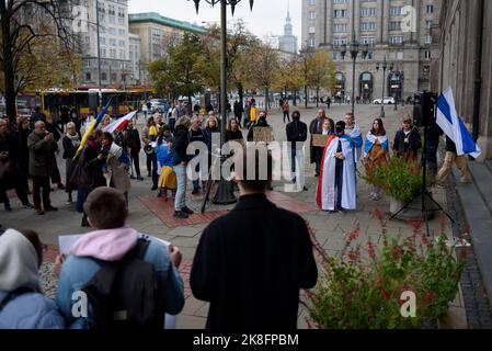 Warsaw, Warsaw, Poland. 23rd Oct, 2022. Protesters take part in a rally against war in Ukraine on October 23, 2022 in Warsaw, Poland. A few dozen of Russian citizens living in Poland rallied against the Russian attack on Ukraine and Vladimir Putin's regime under the slogan ''Solidarity against war''. Their supporters from Ukraine, Belarus and Poland also took part in the rally. (Credit Image: © Aleksander Kalka/ZUMA Press Wire) Credit: ZUMA Press, Inc./Alamy Live News Stock Photo