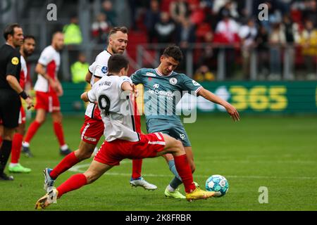 UTRECHT, NETHERLANDS - OCTOBER 23: Anastasios Douvikas of FC Utrecht, Jeremy van Mullem of Sparta Rotterdam during the Dutch Eredivisie match between FC Utrecht and Sparta Rotterdam at Stadion Galgenwaard on October 23, 2022 in Utrecht, Netherlands (Photo by Ben Gal/Orange Pictures) Stock Photo