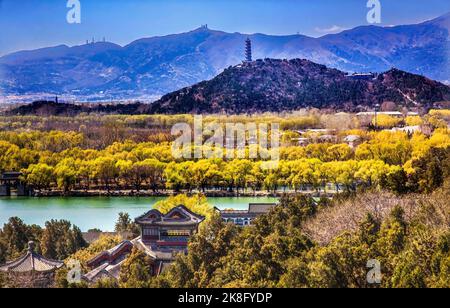 Yu Feng Jade Peak Pagoda From Longevity HIll Pavilions Kunming Lake Summer Palace Willows Beijing China Stock Photo