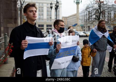 Warsaw, Warsaw, Poland. 23rd Oct, 2022. Demonstrators hold a white-blue-white Russian flag symbolising free Russia during a rally against war in Ukraine on October 23, 2022 in Warsaw, Poland. A few dozen of Russian citizens living in Poland rallied against the Russian attack on Ukraine and Vladimir Putin's regime under the slogan ''Solidarity against war''. Their supporters from Ukraine, Belarus and Poland also took part in the rally. (Credit Image: © Aleksander Kalka/ZUMA Press Wire) Credit: ZUMA Press, Inc./Alamy Live News Stock Photo