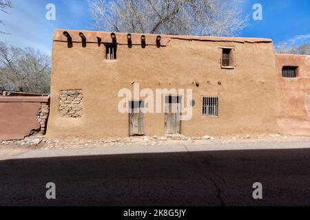 The adobe De Vargas Street House, often referred to as the Oldest House, is a historic building in Santa Fe, New Mexico.  The house is often said to b Stock Photo